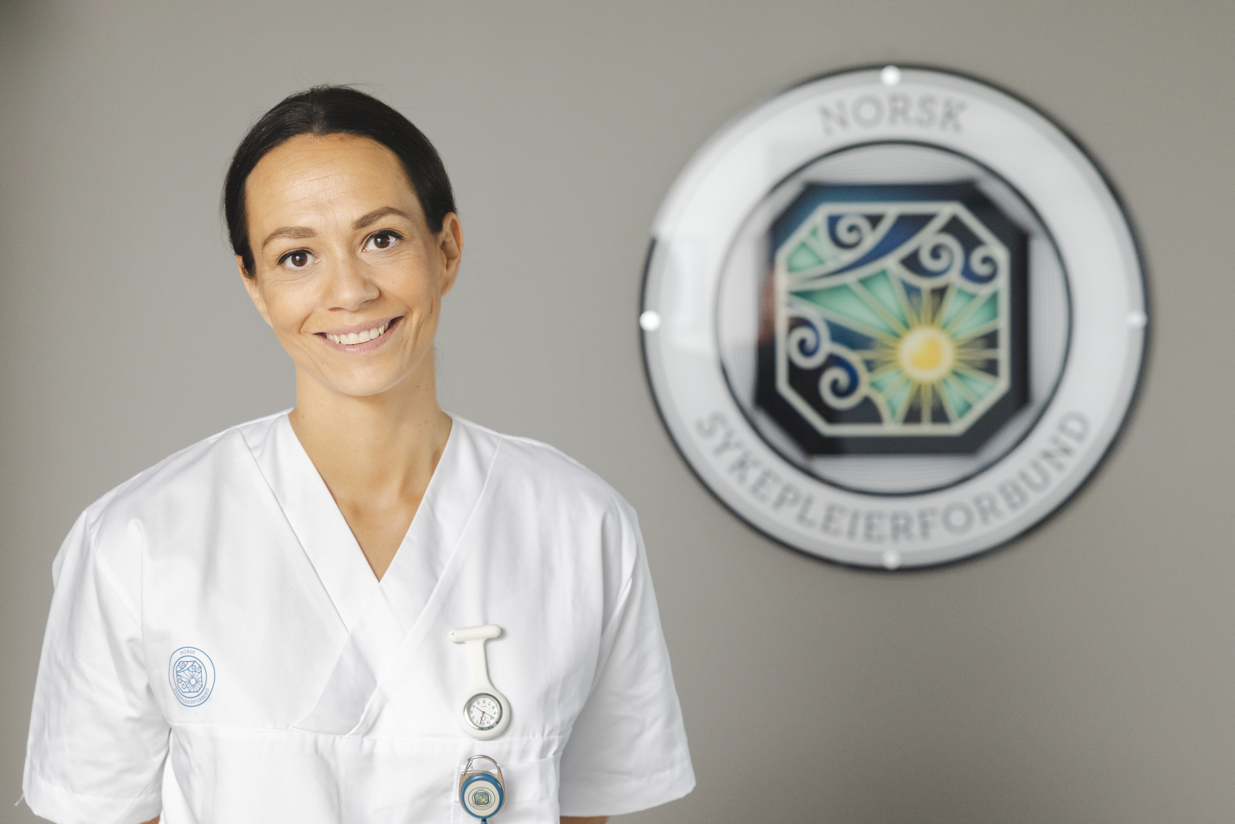 sykepleier med logo bakgrunn