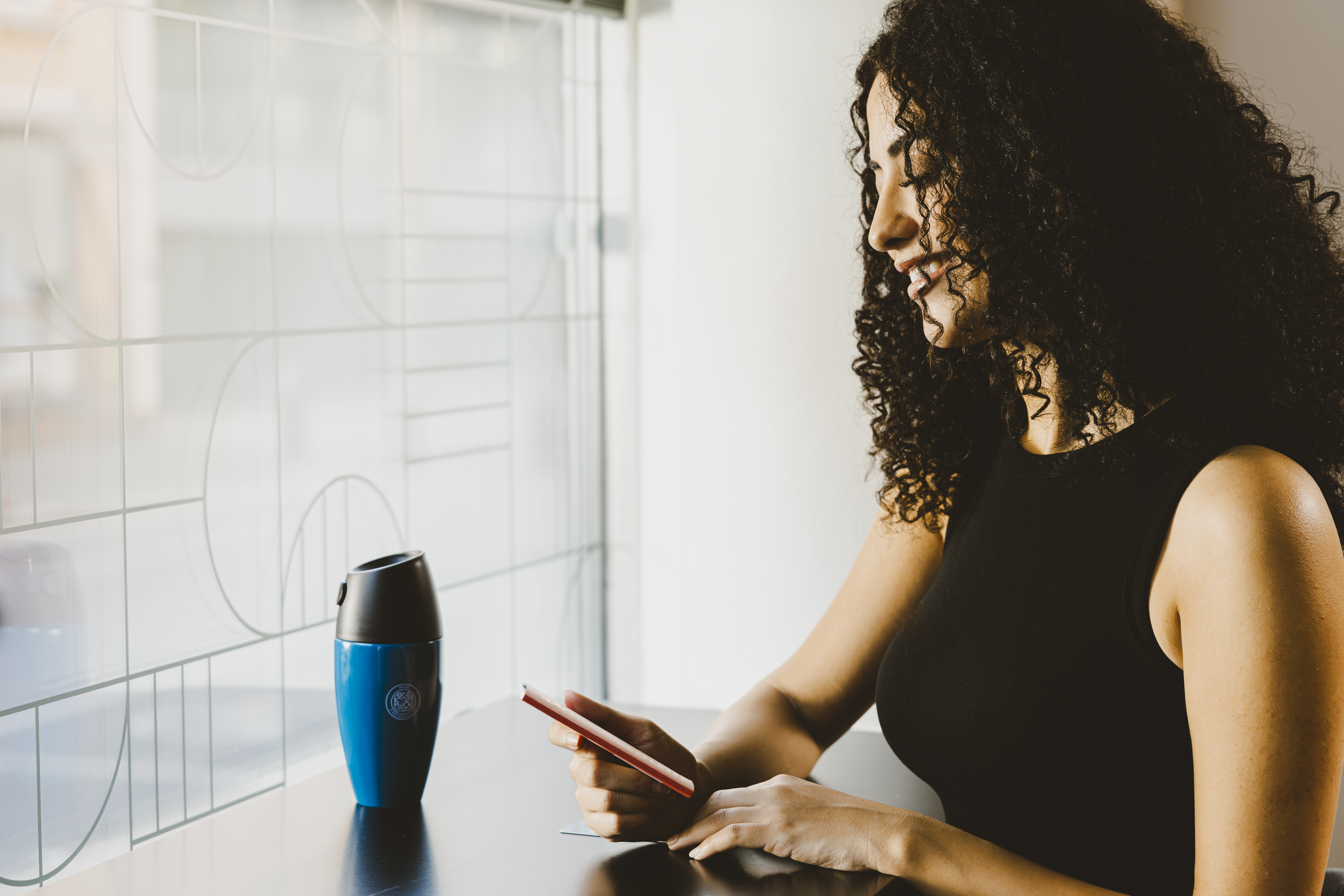 en jente med telefon