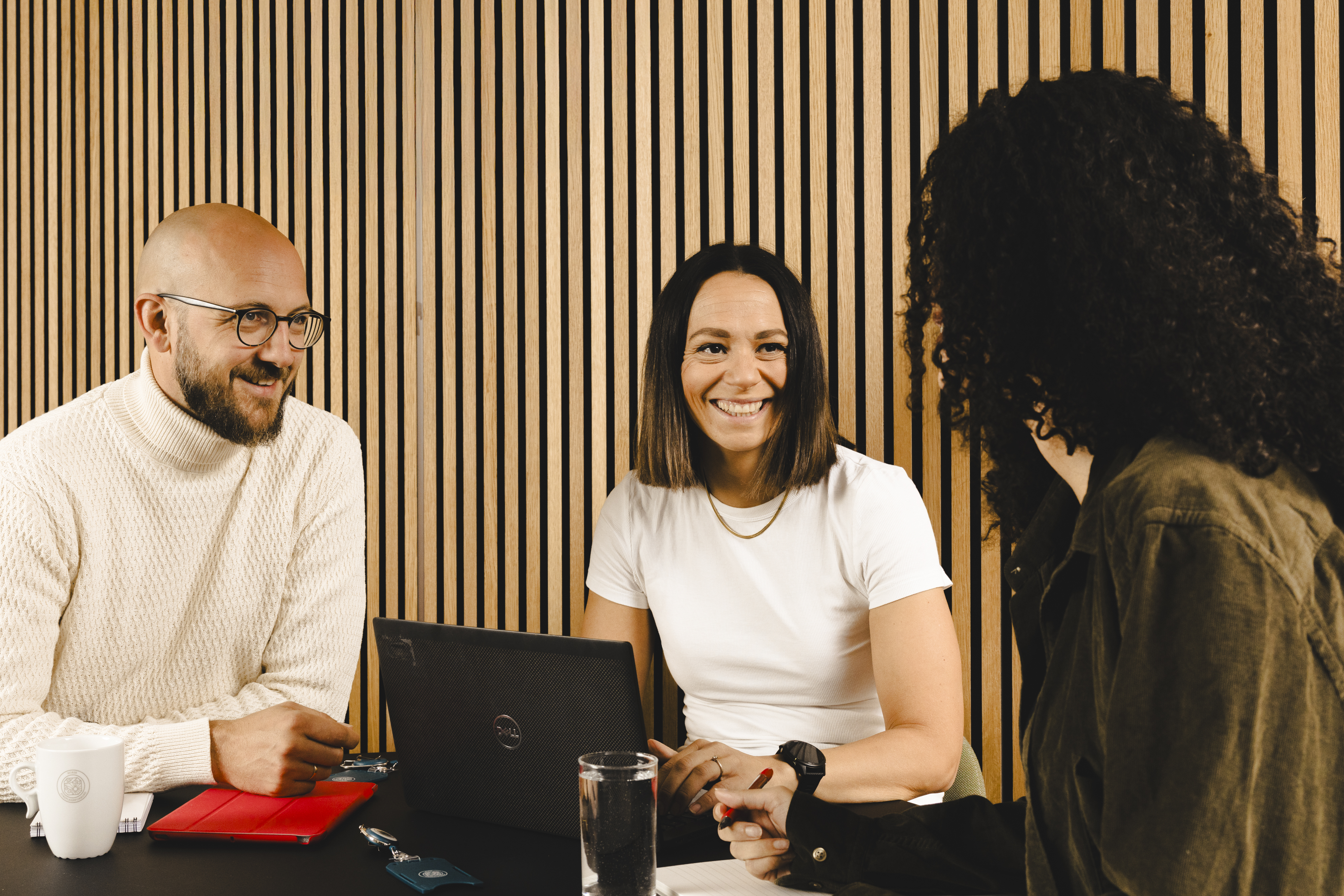 3 personer med pc møtevirksomhet