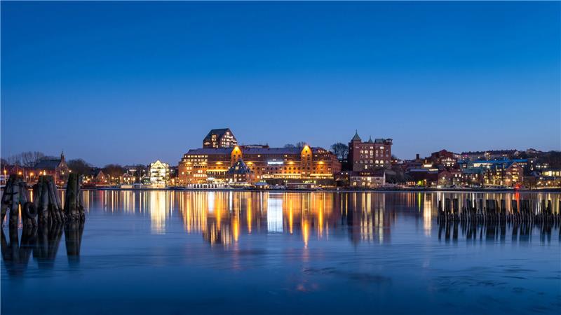 hotell sett fra sjøen, kvelden