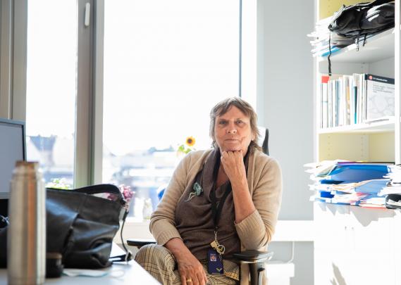 Professor Berit Taraldsen Vareberg på kontoret sitt på OsloMet