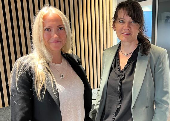Lill Sverresdatter Larsen og Anne-Kari Bratten kom tirsdag til enighet i oppgjøret for 43 000 sykepleiere i helseforetakene.
