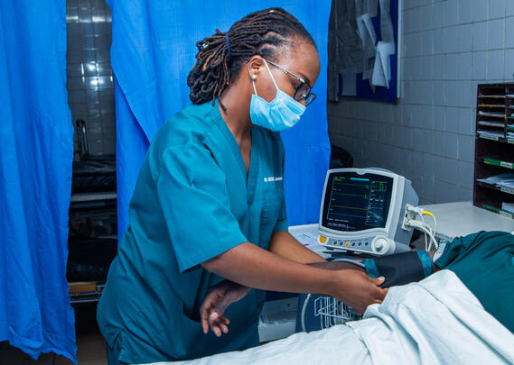 Jeannette Niwemkunda, sykepleier ved the University Teaching Hospital of Kigali, Rwanda. Photo: Cyril Ndegeya