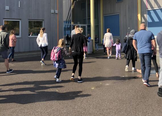 Barn og foreldre går til skolen