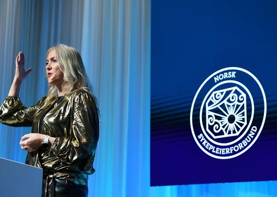 Lill Sverresdatter Larsen taler på ekstraordinært landsmøte i NSF