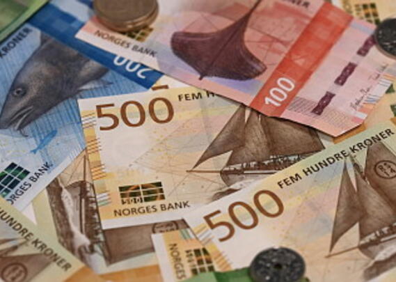 Norske pengesedler og et kronestykke 