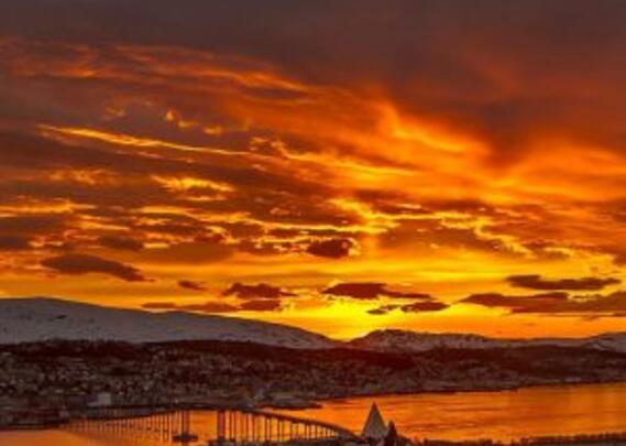 Tromsø, the land of the midnight sun. Bildet er hentet fra Arctic Center