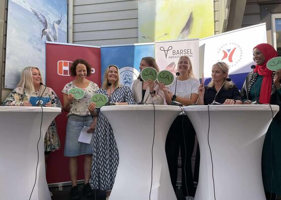 Fra venstre: Kristin H. Bodenstein - Jordmor/Ordstyrer Norsk Sykepleierforbund, Lena Henriksen - Leder Jordmorforeningen, Hanne Charlotte Schjelderup - Leder Jordmorforbundet NSF, Ida L. Røse - KRF, Sandra Bruflot - H, Ellen Rønning Arnesen - AP, Marian Hussein - SV