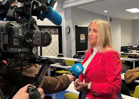 Lill Sverresdatter Larsen intervjues av NRK.