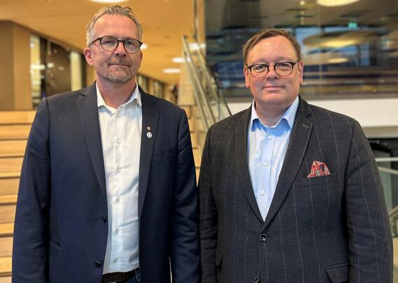 To menn med dress og briller.