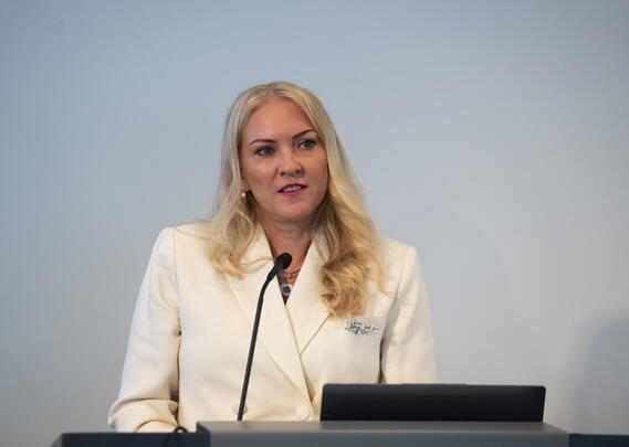 Bilde av Lill Sverresdatter Larsen på talerstol.