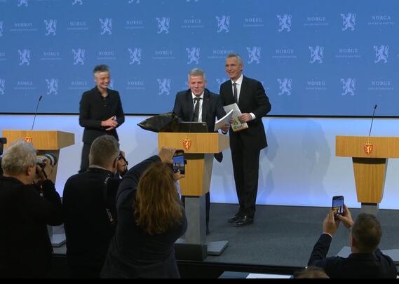 Kommunekommisjonens leder med kommunalministeren og finansministeren