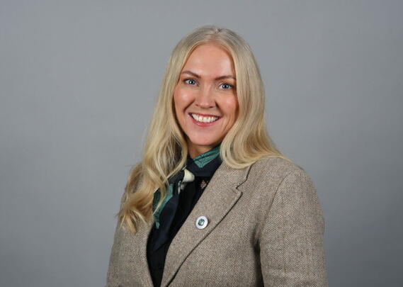 Portrettbilde av smilende kvinne med langt lyst hår.