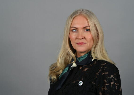 Portrettbilde av alvorlig kvinne med langt lyst hår.