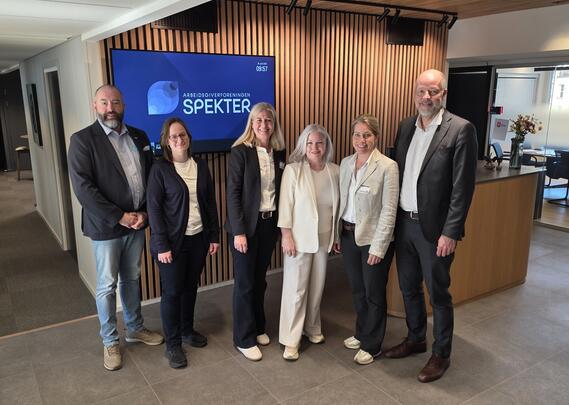 Bildet viser forhandlere i Unio og Spekter etter enighet om sosiale bestemmelser i sykehusene under hovedoppgjøret 2026