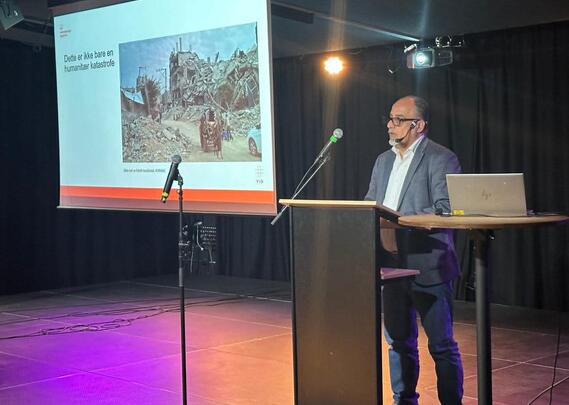 Bilde av Abdallah Abudayya som holder innlegg på Melahuset 12.mai 2026