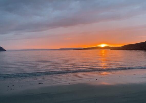 Bilde av strand i solnedgang, Vestersanden i Bugøynes