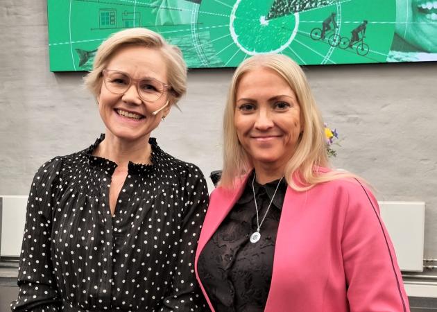 Helse- og omsorgsminister Ingvild Kjerkol sammen med leder i Norsk Sykepleierforbund Lill Sverresdatter Larsen