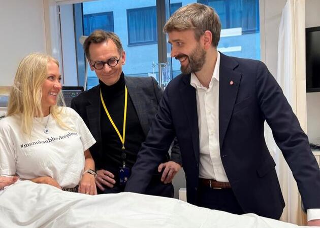 Lill Sverresdatter Larsen, Christen Krogh og Jan Christian Vestre er samlet over en sykeseng