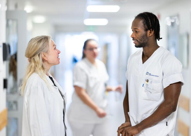 Illustrasjonsfoto av sykepleiere i sykehuskorridor