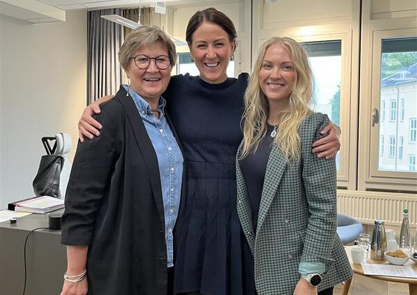 Forbundsleder i Fagforbundet Mette Nord, arbeids- og inkluderingsminister Tonje Brenna og forbundsleder i Norsk Sykepleierforbund Lill Sverresdatter Larsen.
