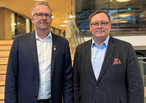 To menn med dress og briller.