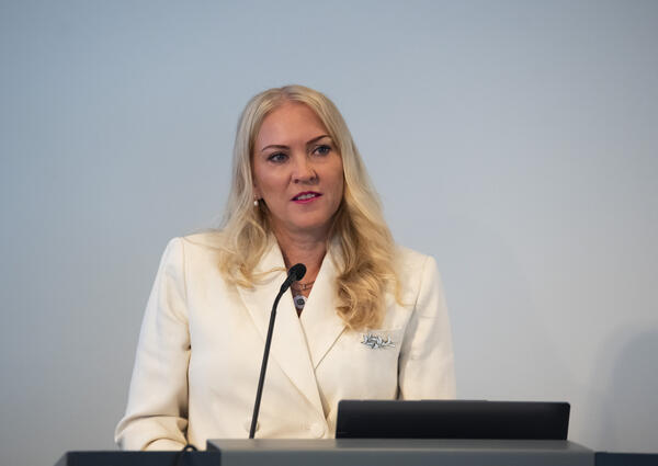 Bilde av Lill Sverresdatter Larsen på talerstol.