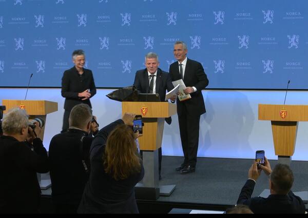 Kommunekommisjonens leder med kommunalministeren og finansministeren