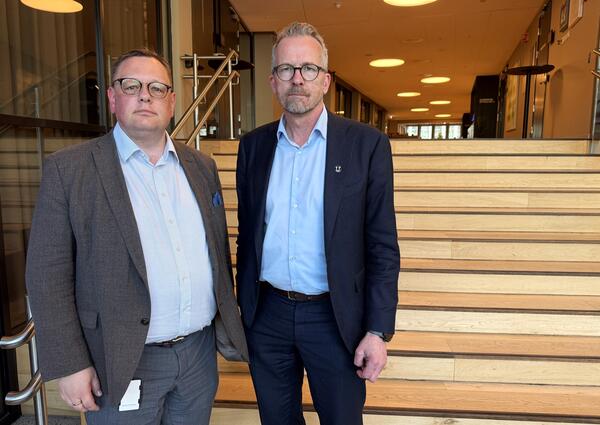 To alvorlige menn med briller og dress.