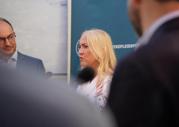 Lill Sverresdatter Larsen i pengeuniform under Arendalsuka 2026