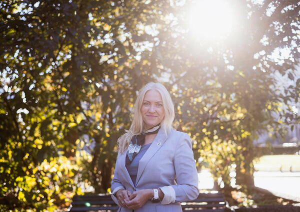 Oslo 20260928 – forbundsleder Lill Sverresdatter Larsen i høstsol foran Stortinget.