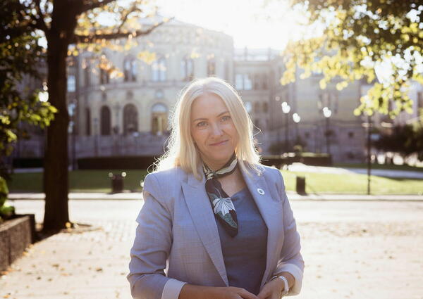 Oslo 20260928 – forbundsleder Lill Sverresdatter Larsen i høstsol foran Stortinget.