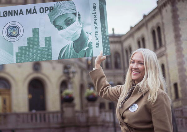 Lønna må opp. Fyll uniformene. Lill Sverresdatter Larsen.