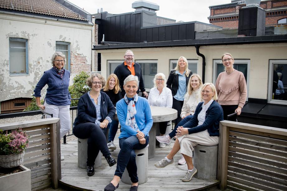 Ansatte ved fylkeskontoret i Agder. Bakerst f.v. Anne Hansen Vartdal, Kristine Neset, Halvard Dalen, Åse Marie Bjørnestad, Hannah Dybesland, Elisabeth Jeppestøl, Nina Olsen Husaas. Foran f.v. Ragne Quinteros, Ingjerd Lind, Bente Liv Hagen.