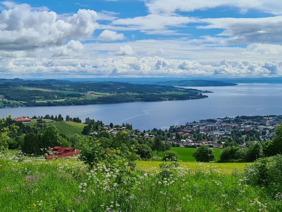 Over Gjøvik - med utsikt mot riktige sida av Mjøsa