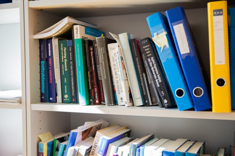 Vareberg sitt lille bibliotek på kontoret