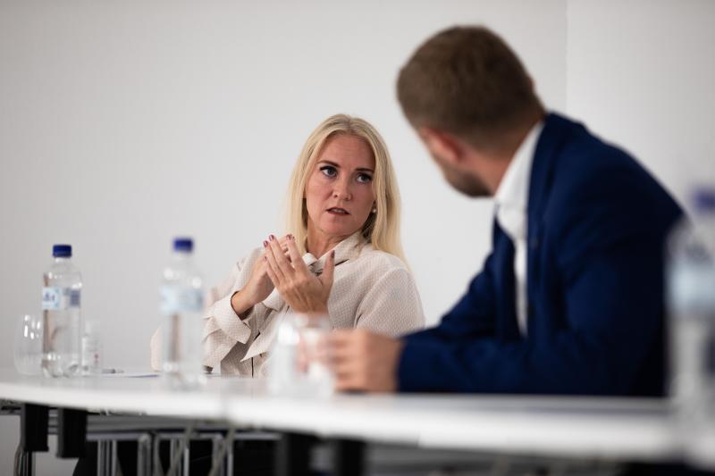 Lill Sverresdatter Larsen i debatt med Bent Høie i 2020.