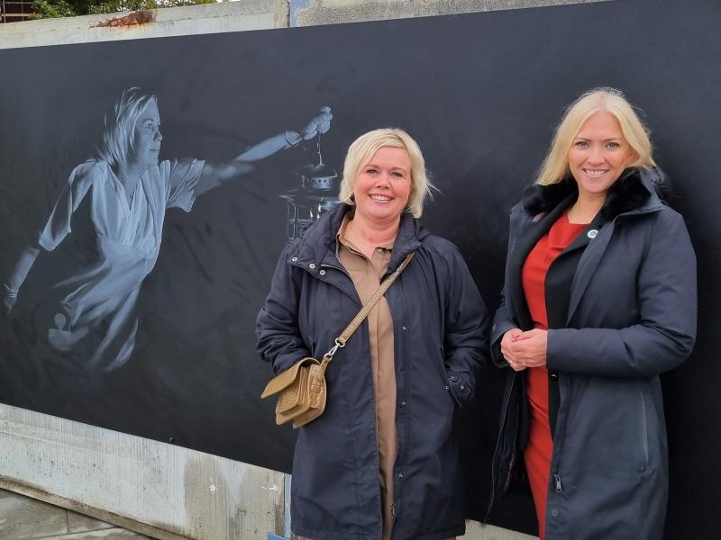 Birgitte Øverdal og Lill Sverresdatter Larsen foran kunstverket "Courage"