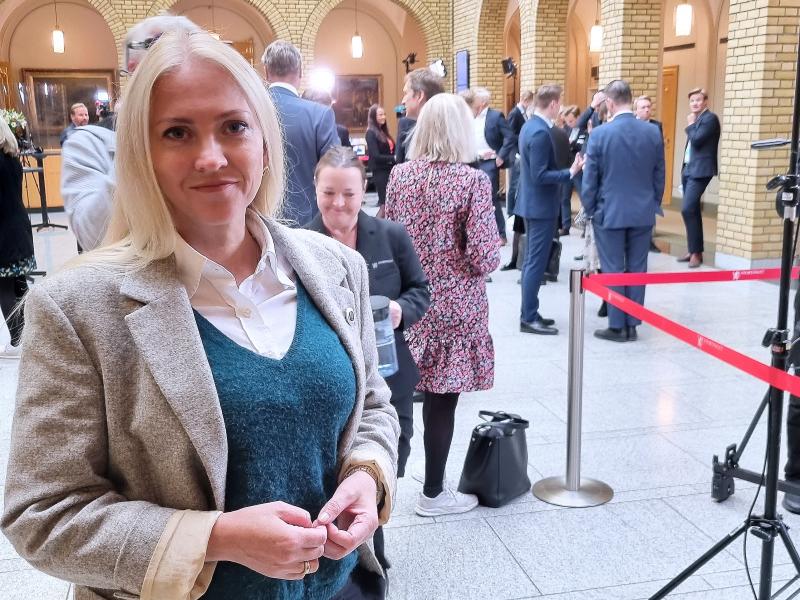 Lill Sverresdatter Larsen i Vandrehallen på Stortinget