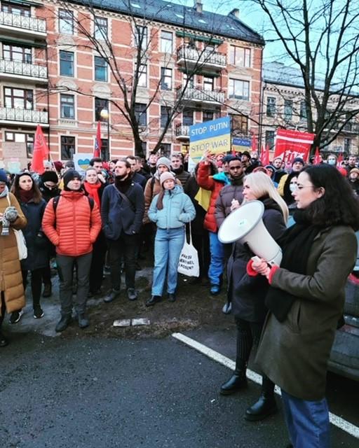 Forbundsleder Lill Sverresdatter Larsen holdt appell på støttemarkeringen for Ukraina utenfor den russiske ambassaden 24. februar
