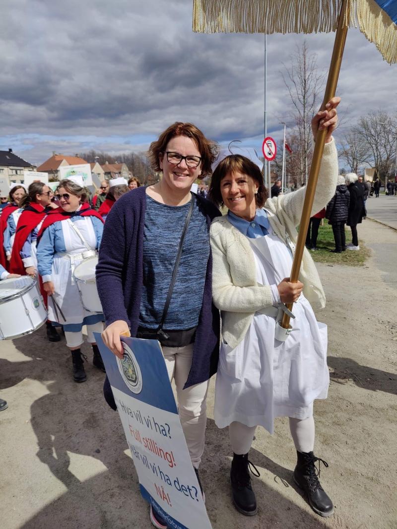 NSF markerer retten til heltid i 1. mai toget i Fredrikstad 2022. Ann Christin Skrøder og Linda Lavik (fylkesleder NSF Viken)
