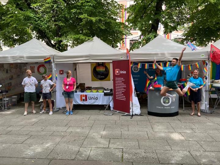 Hoppende nestleder Dag på Pride