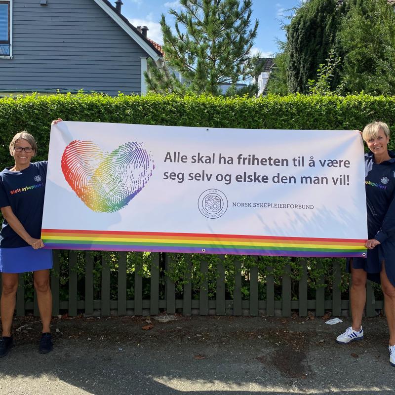 Fylkesledelsen i NSF Rogaland holder Pride-banner med tekst Alle skal ha friheten til å være seg selv og elske den man vil