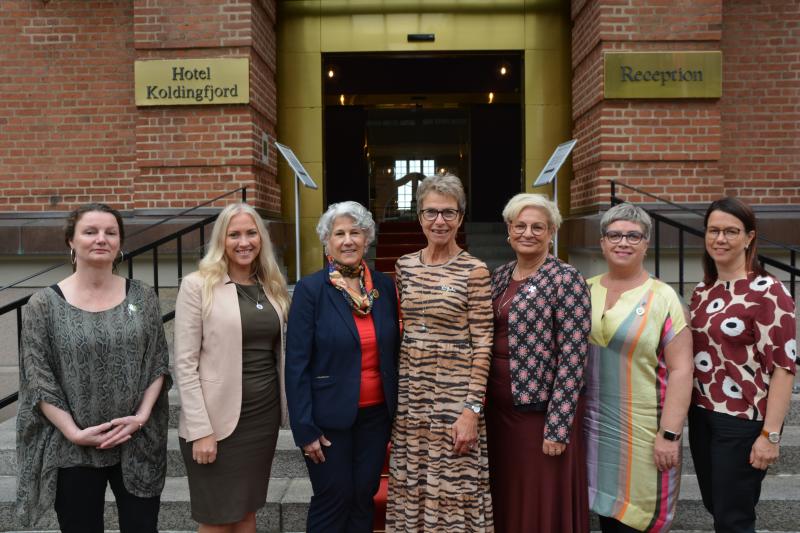 Fra venstre: Óluva I Gong (Færøyene),  Lill Sverresdatter Larsen (Norge)  Dr Pamela Cipriano (ICN), Grete Christensen (Danmark) Sineva Ribeiro (Sverige) Guðbjörg Pálsdóttir (Island) og Nina Hatahla (Finland).