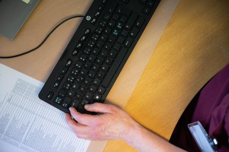 Bilde av person som skriver på tastatur 