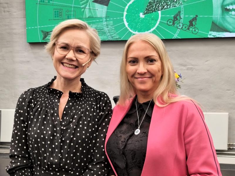 Helse- og omsorgsminister Ingvild Kjerkol sammen med leder i Norsk Sykepleierforbund Lill Sverresdatter Larsen