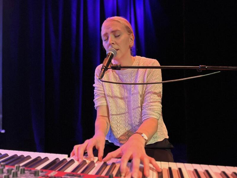 Marthe Valle spiller piano og synger