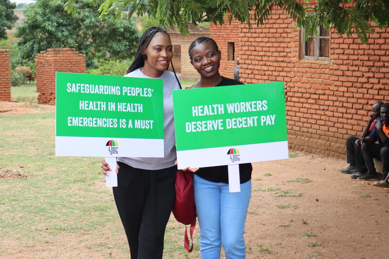Medlemmer av Malawi Universal Health Care Coalition markerer den internasjonale dagen for universelle helsetjenester ved skjelettet til Chiponde helseklinikk – en av mange helseklinikker i Malawi som ikke har blitt ferdigstilt. Myndighetene har i nå bevilget penger til at arbeidet kan gjenopptas og klinikken ferdigstilles.