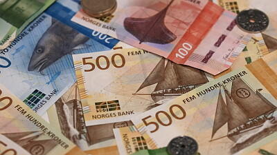 Norske pengesedler og et kronestykke 