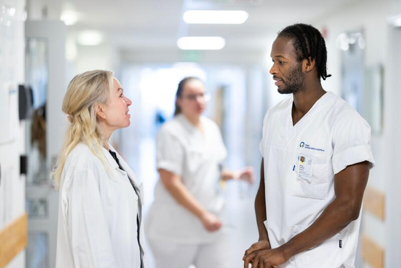 Illustrasjonsfoto av sykepleiere i sykehuskorridor